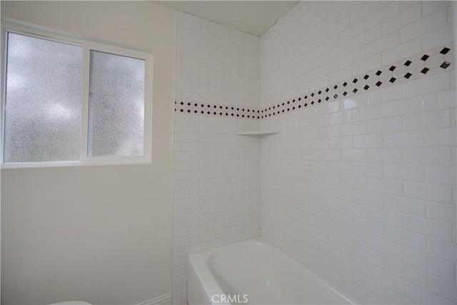 bathroom with tiled shower / bath