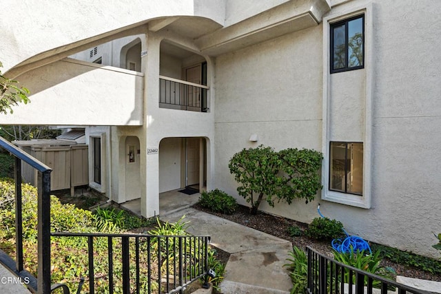 property entrance featuring a balcony