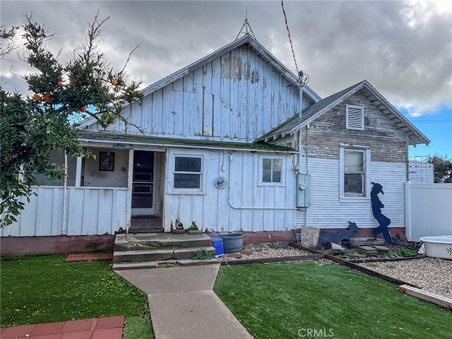 view of front of house with a front lawn