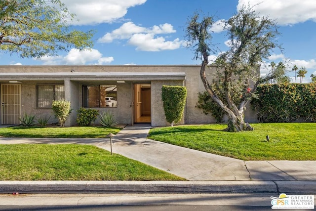 view of front of property featuring a front yard