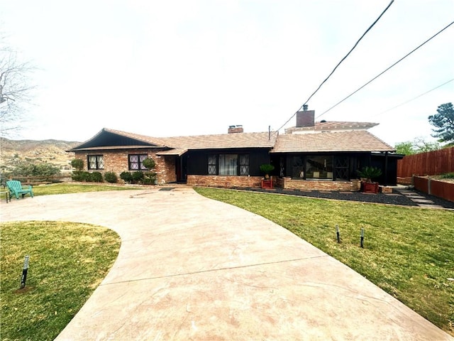 ranch-style home featuring a front lawn