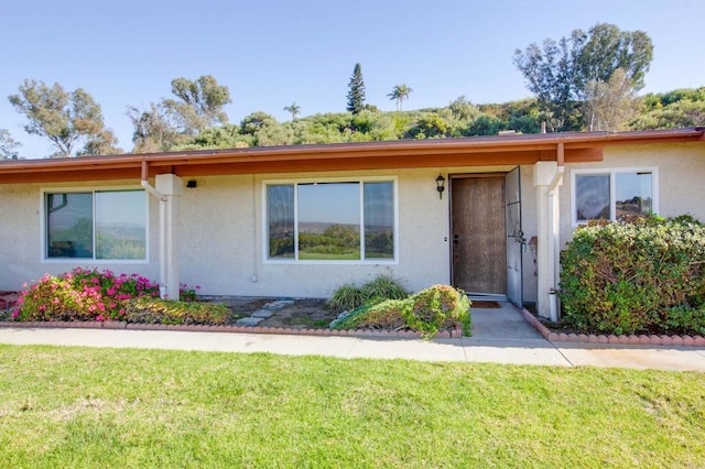 single story home featuring a front yard