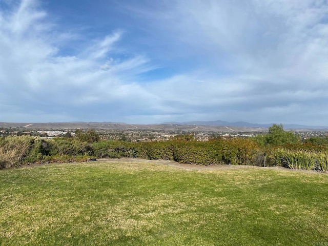 view of yard featuring a mountain view