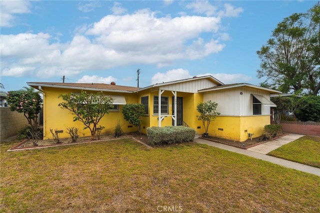 view of front of home with a front lawn