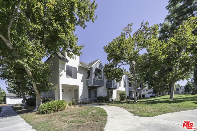 view of front of house featuring a front lawn