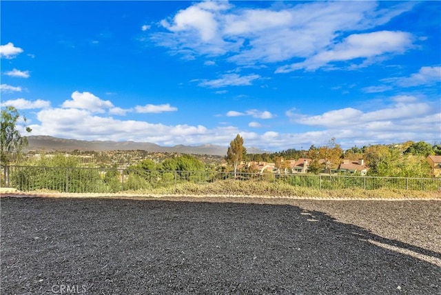 view of yard featuring a mountain view