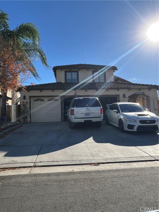 view of front facade featuring a garage