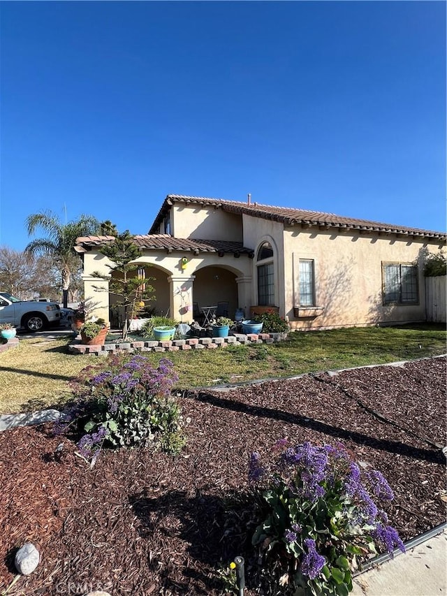 view of front facade with a front yard