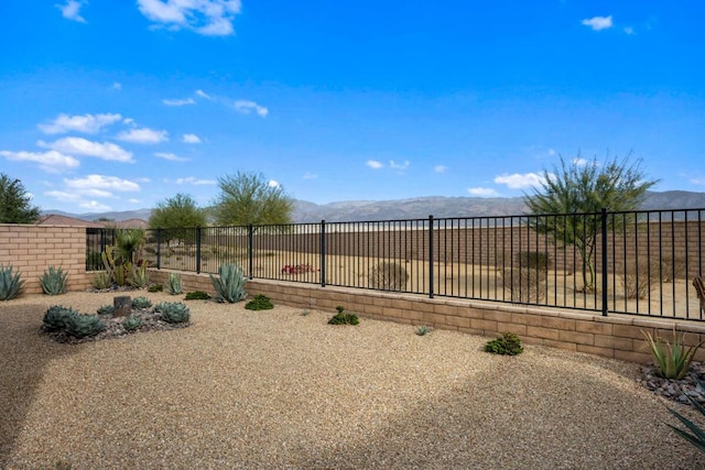 view of yard with a mountain view