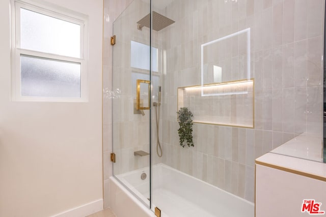 bathroom with enclosed tub / shower combo