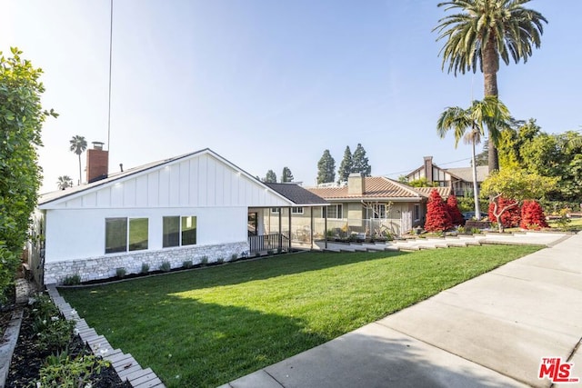 view of front facade with a front yard