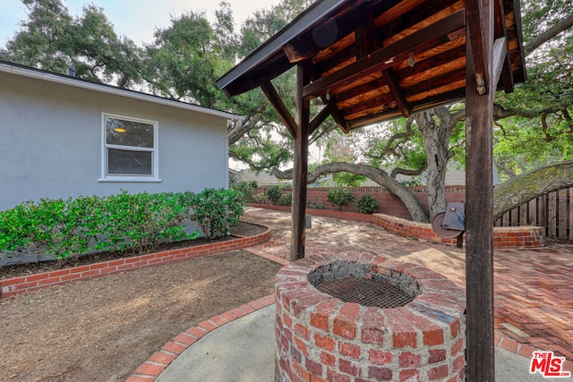 view of patio with an outdoor fire pit