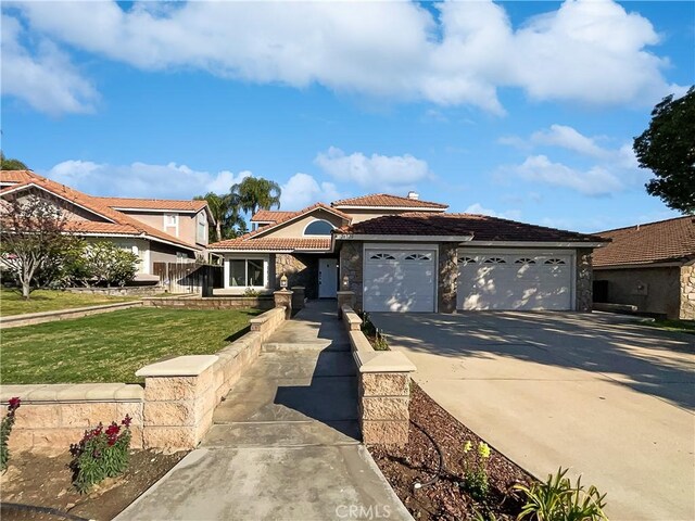 view of front of home featuring a front yard and a garage