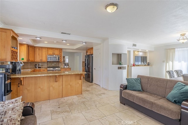 kitchen with backsplash, kitchen peninsula, a kitchen breakfast bar, stainless steel appliances, and ornamental molding