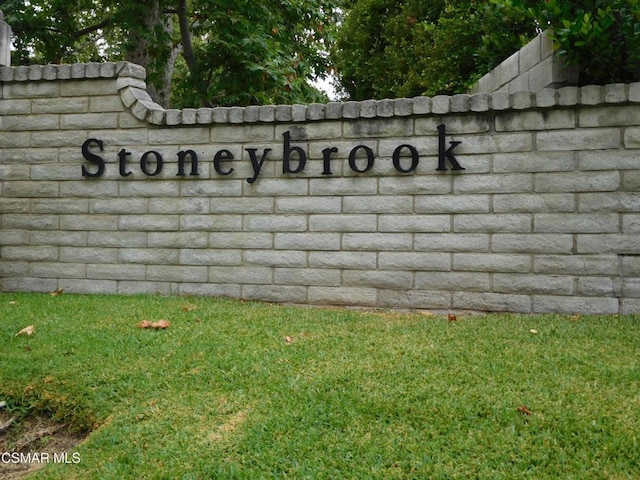 community sign with a lawn