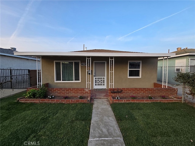 view of front of house featuring a front lawn