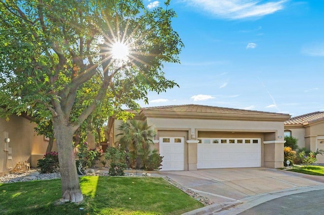 view of front of property featuring a front lawn