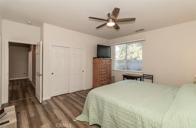 bedroom featuring ceiling fan, dark hardwood / wood-style flooring, and a closet