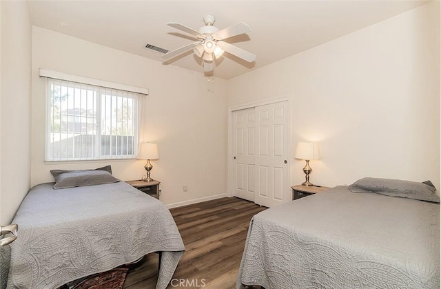 bedroom featuring dark wood-type flooring, ceiling fan, and a closet