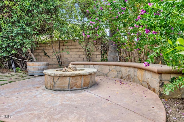 view of patio featuring an outdoor fire pit