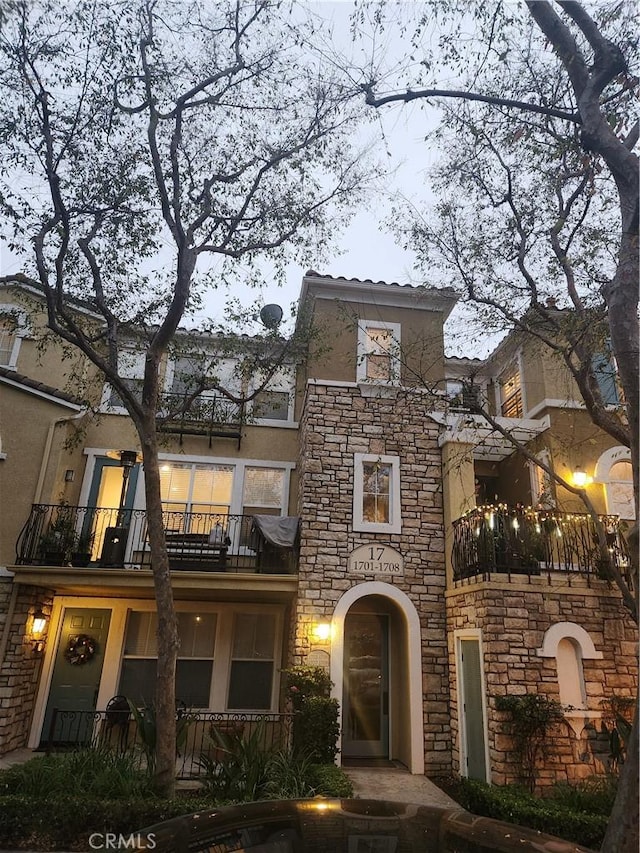 view of front of property with a balcony