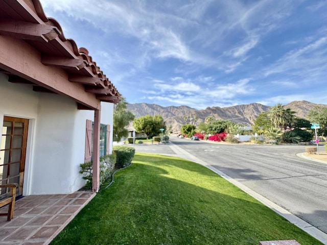 view of yard with a mountain view