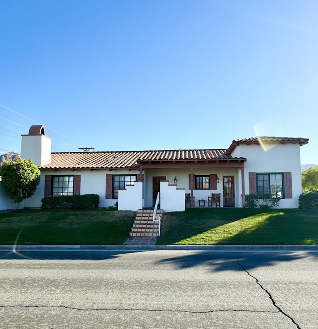 view of front of property featuring a front lawn