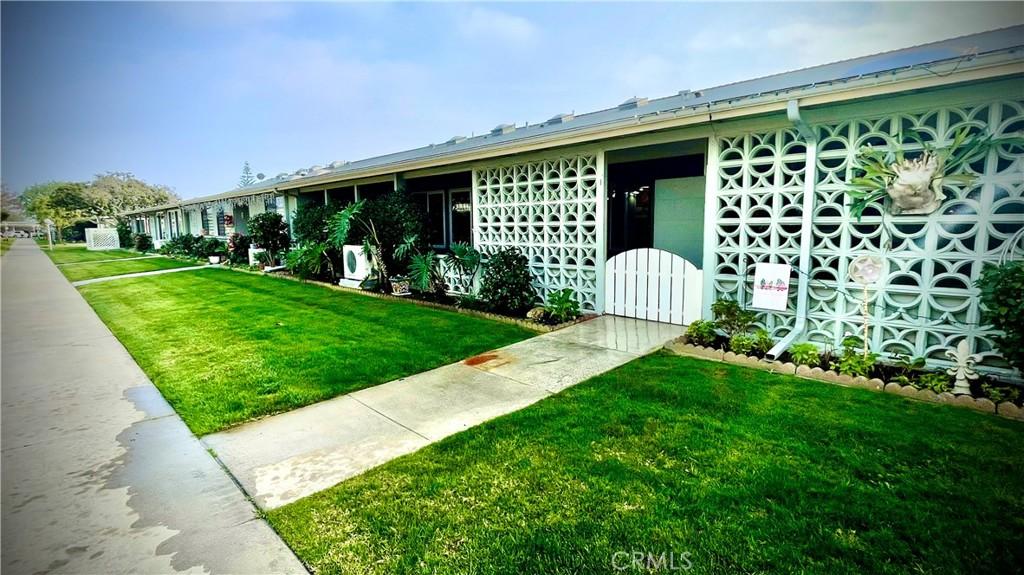 single story home featuring a front yard