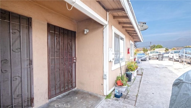 property entrance featuring a mountain view