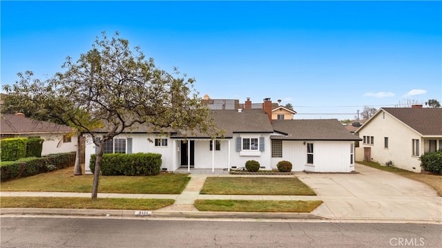 view of front of property featuring a front yard