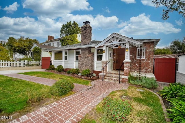 view of front facade featuring a front lawn