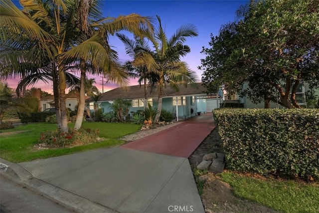 view of front of property featuring a yard