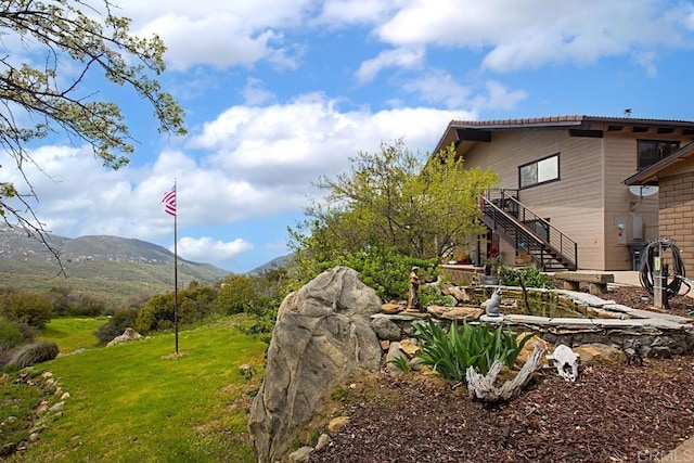 view of yard featuring a mountain view