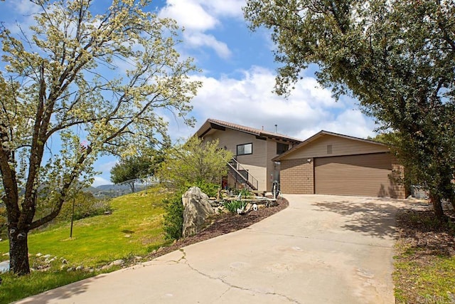 view of front of house featuring a front yard