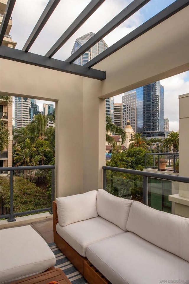 balcony featuring an outdoor hangout area