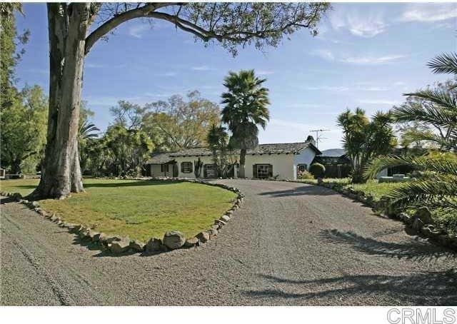 view of front of house featuring a front yard and gravel driveway