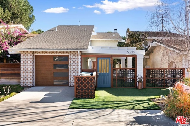 view of front of house featuring a front lawn