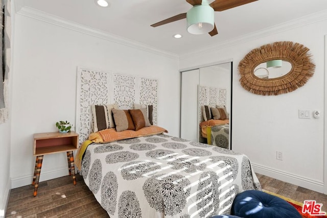 bedroom with ceiling fan, a closet, dark hardwood / wood-style floors, and crown molding