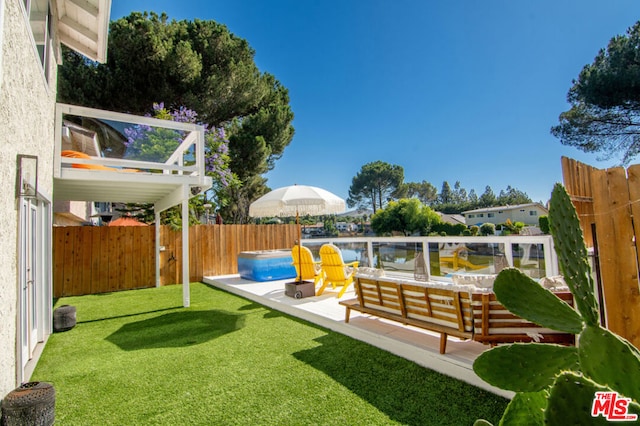 view of yard featuring an outdoor hangout area and a fenced in pool