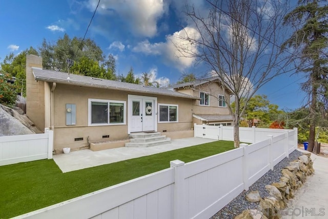 view of front of home featuring a patio area and a front yard