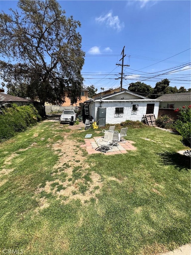 view of yard featuring a patio area