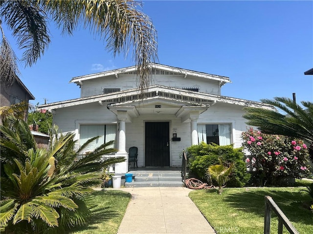 view of front of house with a front lawn