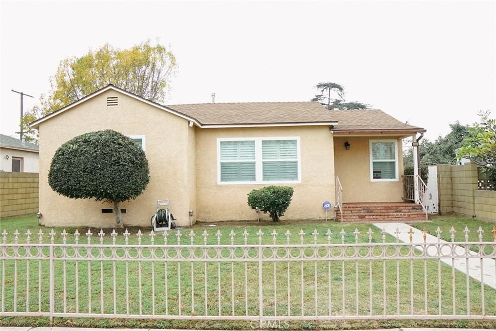 view of front of home featuring a front yard