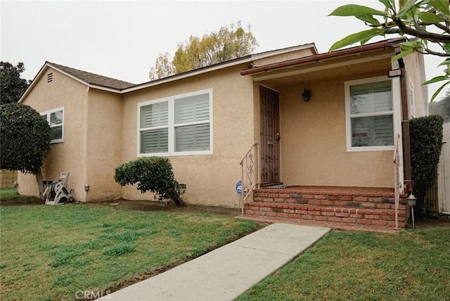 view of front facade with a front lawn