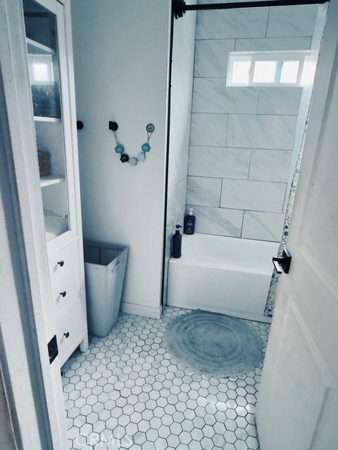 bathroom with tiled shower / bath combo