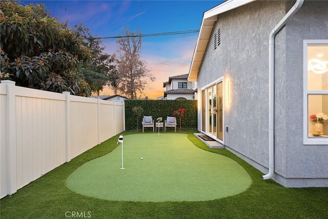 view of yard at dusk