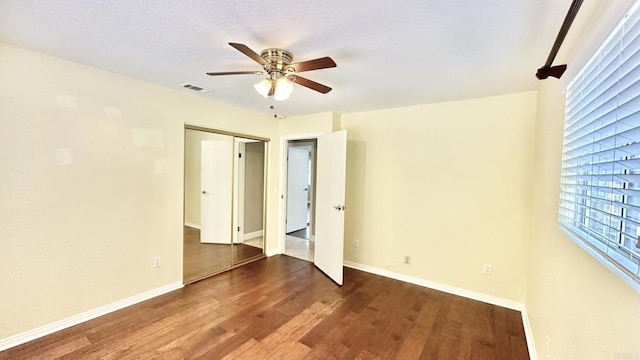 spare room featuring dark wood-type flooring and ceiling fan