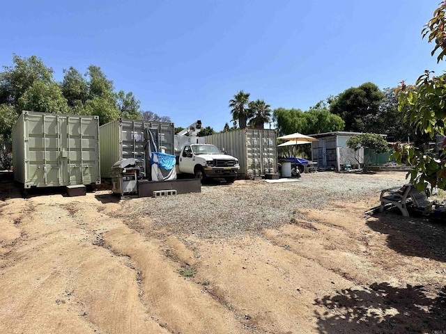 view of yard featuring a shed