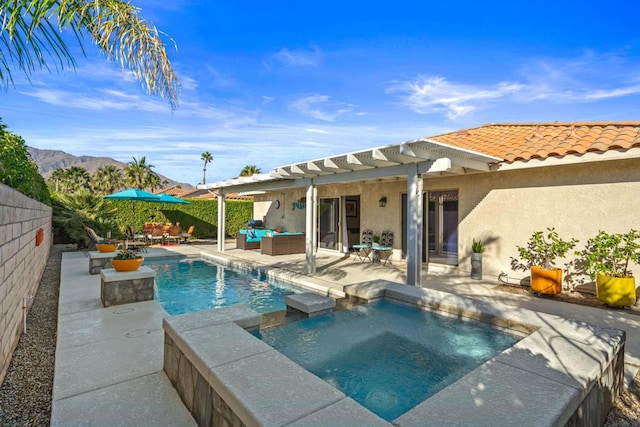 view of pool with an in ground hot tub, a mountain view, an outdoor hangout area, a pergola, and a patio