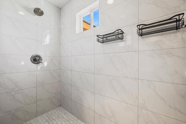 bathroom featuring tiled shower